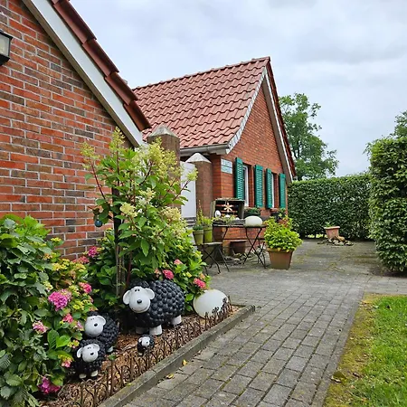 Kleines Luettje Backhuus 35516 Holiday home Uplengen